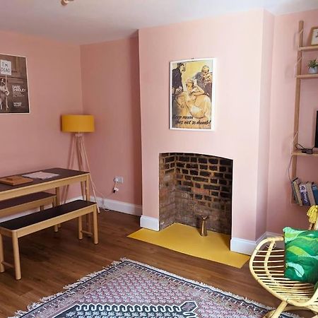 Stylish And Colourful Flat Minutes From The Beach Margate Exterior photo