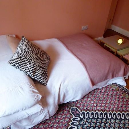 Stylish And Colourful Flat Minutes From The Beach Margate Exterior photo