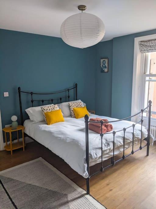 Stylish And Colourful Flat Minutes From The Beach Margate Exterior photo