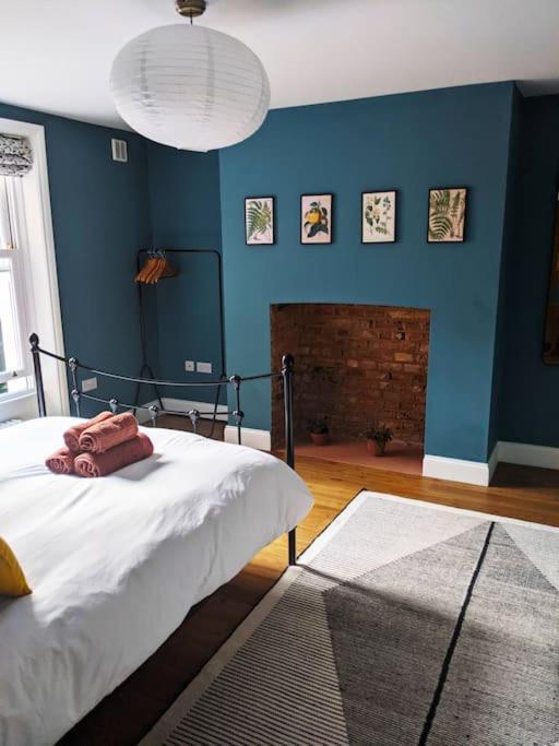 Stylish And Colourful Flat Minutes From The Beach Margate Exterior photo