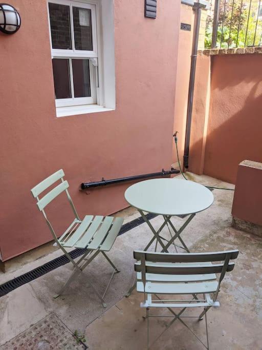 Stylish And Colourful Flat Minutes From The Beach Margate Exterior photo