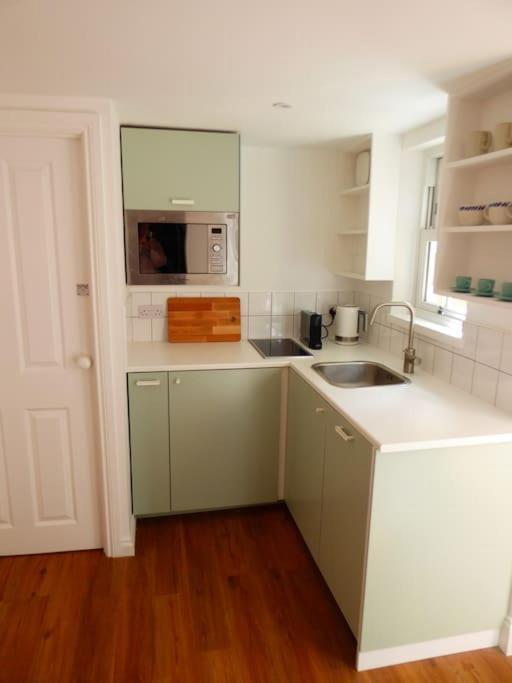 Stylish And Colourful Flat Minutes From The Beach Margate Exterior photo