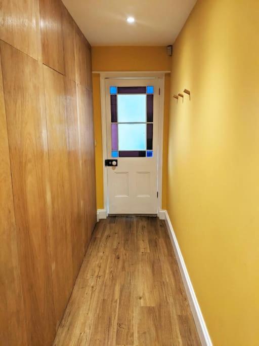 Stylish And Colourful Flat Minutes From The Beach Margate Exterior photo