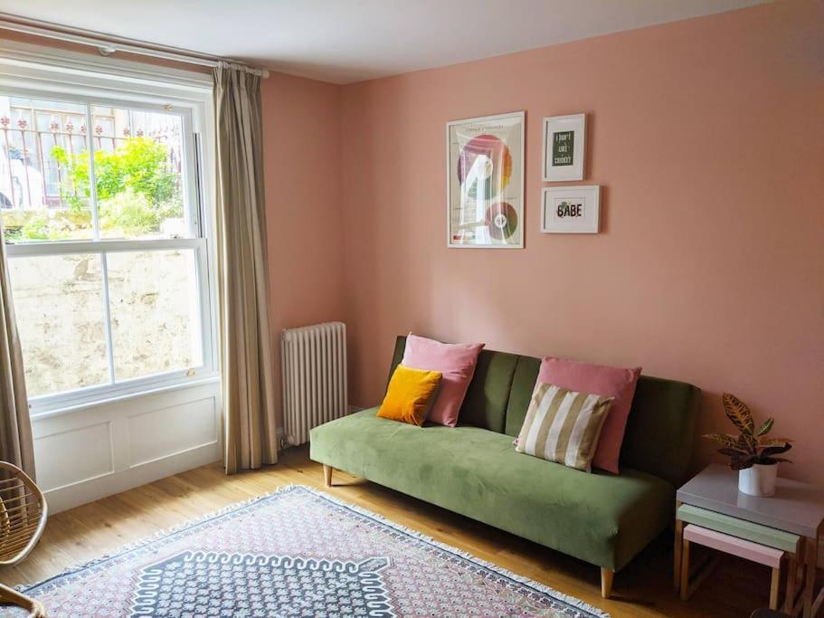 Stylish And Colourful Flat Minutes From The Beach Margate Exterior photo