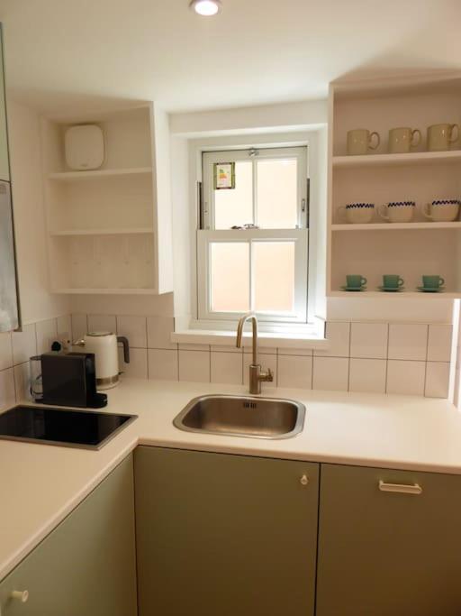 Stylish And Colourful Flat Minutes From The Beach Margate Exterior photo